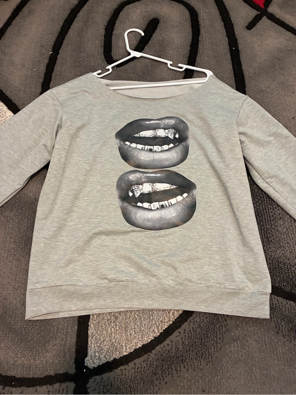 Gray Long Sleeve Tee with Metallic Lip Graphic - Unknown Brand